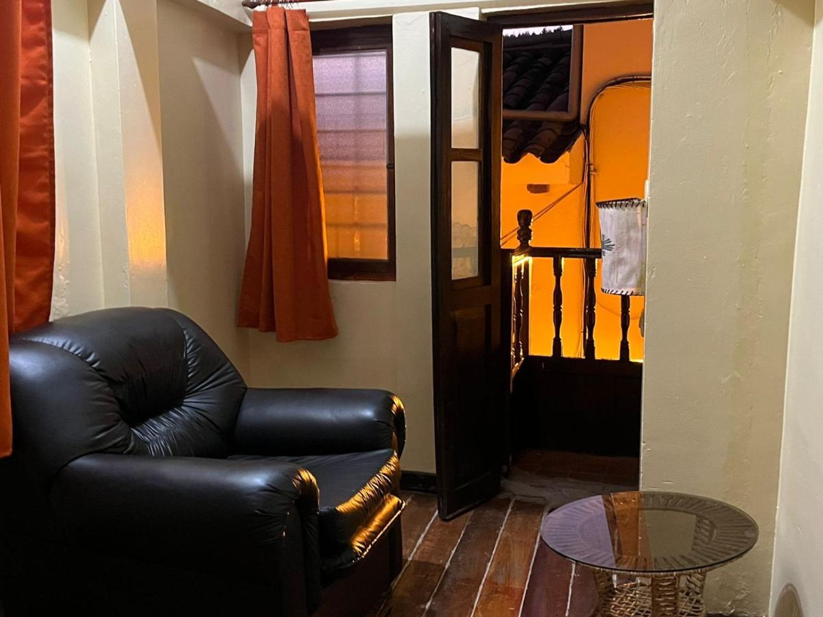 ホテル Hostal Andenes De Alabado クスコ エクステリア 写真