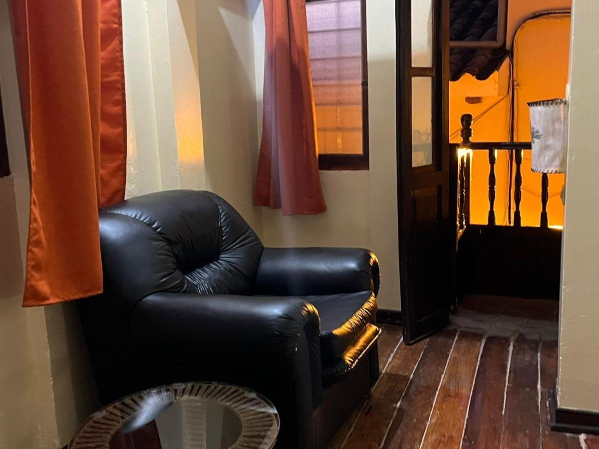 ホテル Hostal Andenes De Alabado クスコ エクステリア 写真
